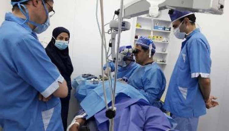 جراحی چشم ۱۱ بیمار در کرمانشاه توسط وزیر بهداشت