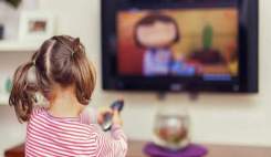 کودکانی که زیاد تلویزیون تماشا می کنند خواب کمتری دارند
