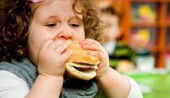 چاقی کودکی موجب بروز مشکلات جسمی در سالمندی می شود
