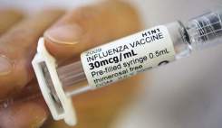 توزیع واکسن آنفلوآنزا در داروخانه مرکزی هلال احمر برای همه گروه‌های سنی