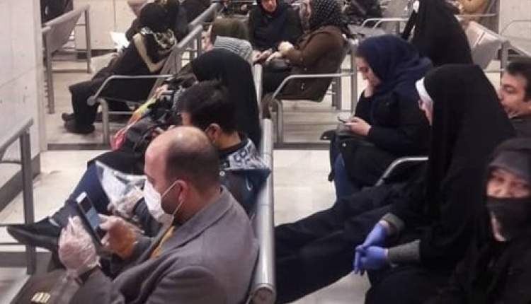 افراد همچنان برای دریافت اسکناس نو به بانک‌ها مراجعه می‌کنند