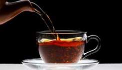 نوشیدن چای پُررنگ، عوارضی همچون افزایش ضربان قلب و فشار خون در پی دارد