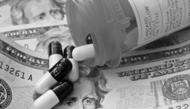 بانک مرکزی درک درستی از تفاوت ارز دارو با ارزهای دیگر و اهمیت واردات به موقع دارو ندارد