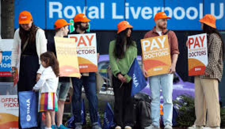 روز سوم از اعتصاب پنجروزه پزشکان جوان بریتانیا؛ پیشنهاد دولت کافی نیست روز سوم از اعتصاب پنجروزه پزشکان جوان بریتانیا؛ پیشنهاد دولت کافی نیست