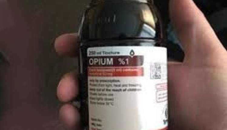 تجمع و اعتراض جمعی از درمانگران اعتیاد به کمبود شربت تریاک تجمع و اعتراض جمعی از درمانگران اعتیاد به کمبود شربت تریاک