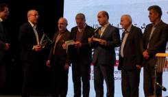 تجلیل از داروسازی بهوزان و دکتر بهرام ترکان در همایش کارآفرینان گیلان تجلیل از داروسازی بهوزان و دکتر بهرام ترکان در همایش کارآفرینان گیلان